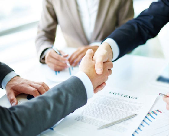 在多工位冷镦機的設計和制造中，如何考慮生産效(xiào)率(lǜ)和加工精度(dù)的平衡？有哪些優化措施和(hé)技術？